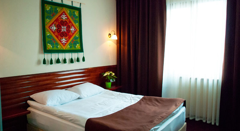 Green City Hotel Bisjkek Buitenkant foto