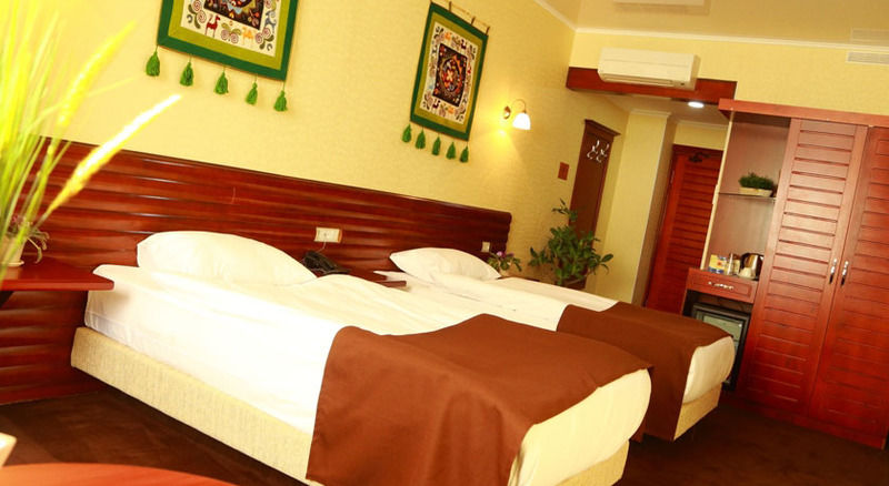 Green City Hotel Bisjkek Buitenkant foto