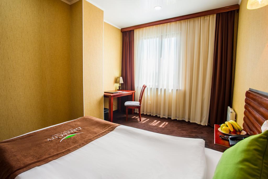 Green City Hotel Bisjkek Buitenkant foto