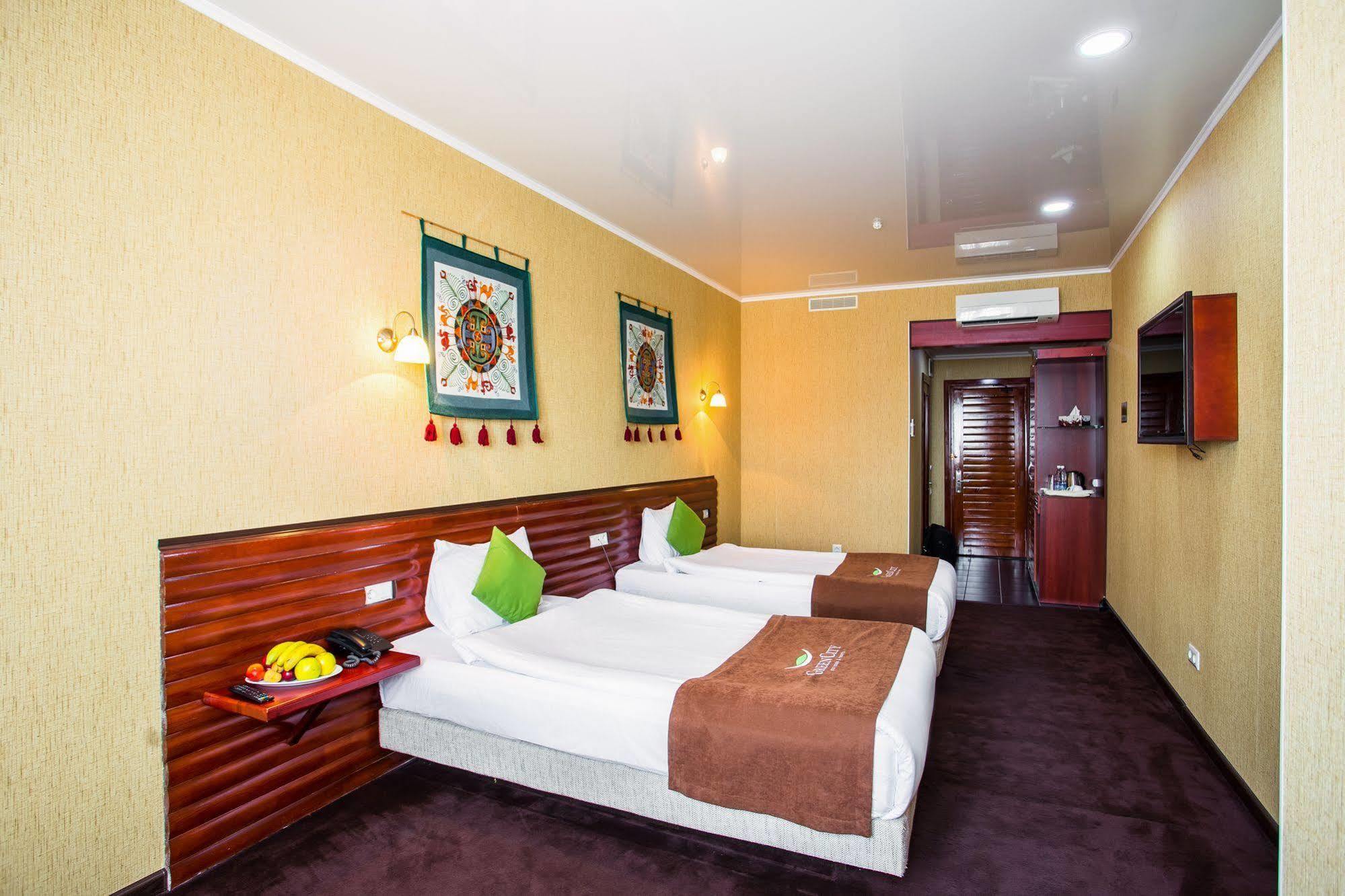 Green City Hotel Bisjkek Buitenkant foto