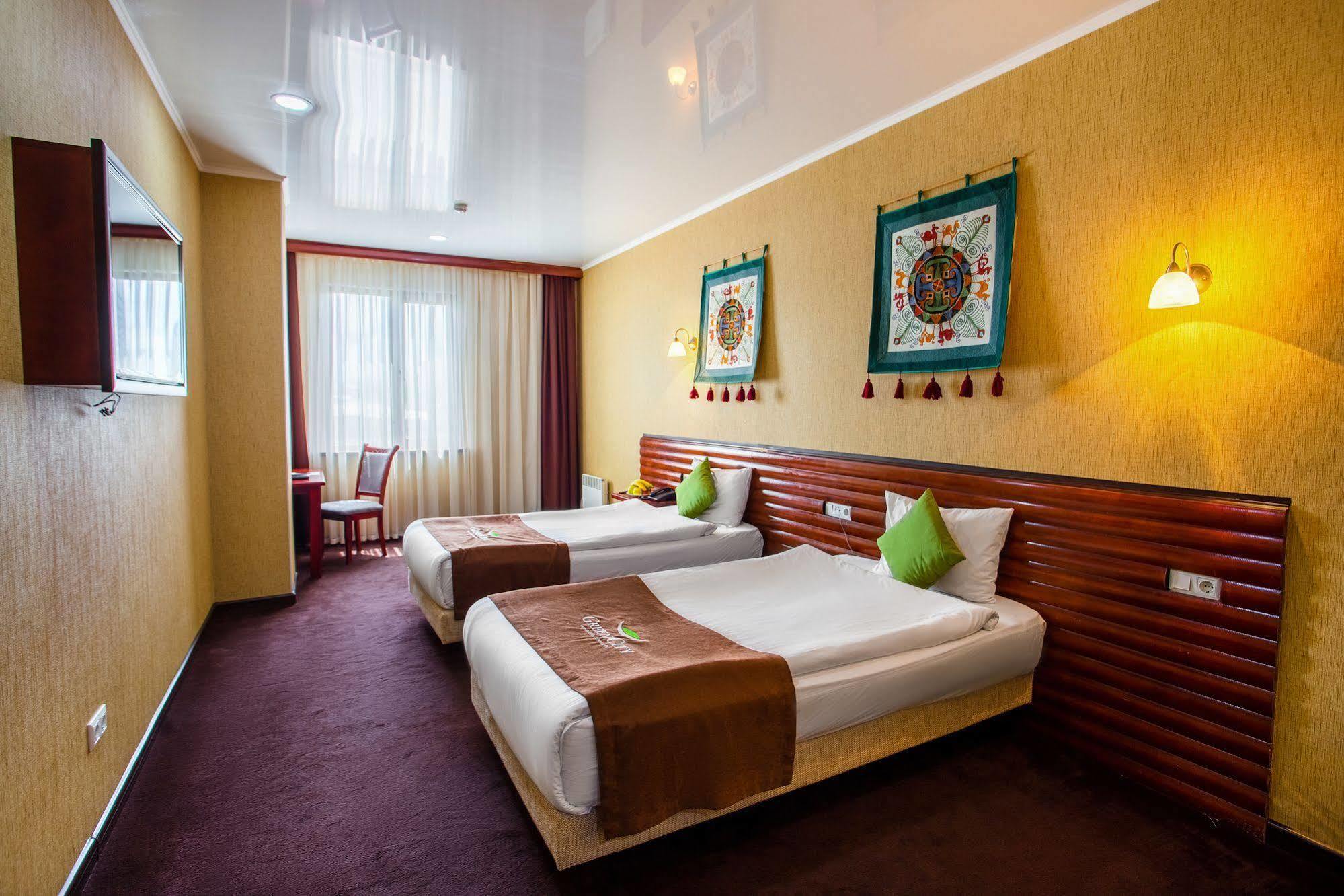 Green City Hotel Bisjkek Buitenkant foto